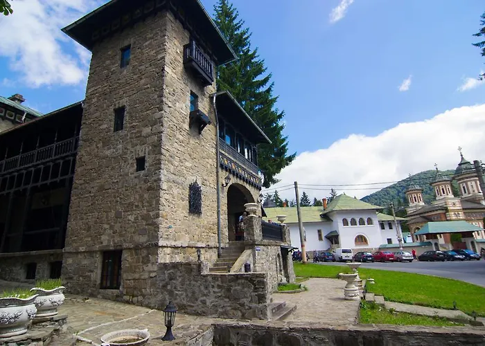 Casa Cu Farfurii