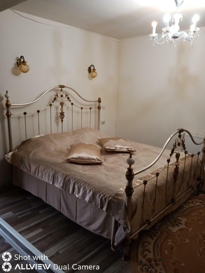 Casa Cu Farfurii